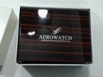 CAIXA ESTOJO EM MADEIRA DO RELÓGIO DE PULSO AEROWATCH, INTERIOR CAQUE. APROX. 15 X 18 CM. Detalhes conforme fotos, _(ºLº)_ Caso necessite, tire todas suas dúvidas via atendimento personalizado por WhatsApp: (11) 98681-9377 ou pelo e-mail: contato@antiguera.com.br, onde você pode solicitar fotos detalhadas. Não deixe para última hora! Antecipadamente agradecemos pelo seu lance. Sem garantias futuras ou procedência.