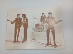 Antigo quadros beatles com aprox. 30 x 35 cm. Detalhes conforme fotos, _(ºLº)_ Caso necessite, tire todas suas dúvidas via atendimento personalizado por WhatsApp: (11) 98681-9377 ou pelo e-mail: contato@antiguera.com.br, onde você pode solicitar fotos detalhadas. Não deixe para última hora! Antecipadamente agradecemos pelo seu lance. Sem garantias futuras ou de procedência.