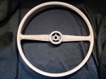 Volante original Kombi corujinha Volkswagen original alemã Wolfsburg cubo. Detalhes conforme fotos, _(ºLº)_ Caso necessite, tire todas suas dúvidas via atendimento personalizado por WhatsApp: (11) 98681-9377 ou pelo e-mail: contato@antiguera.com.br, onde você pode solicitar fotos detalhadas. Não deixe para última hora! Antecipadamente agradecemos pelo seu lance. Sem garantias futuras ou de procedência.