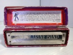 Antiga Gaita M. Hohner Marine Band Harmônica tonalidade em C Germany No. 1896 com caixa. Afinada, aparenta estar sem uso. Detalhes conforme fotos, _(ºLº)_ Caso necessite, tire todas suas dúvidas via atendimento personalizado por WhatsApp: (11) 98681-9377 ou pelo e-mail: contato@antiguera.com.br, onde você pode solicitar fotos detalhadas. Não deixe para última hora! Antecipadamente agradecemos pelo seu lance. Sem garantias futuras de originalidade ou de procedência.