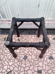 Lindo Suporte de tampo para mesa em madeira pintada na cor preta 55 x 55cm. Desgastes de uso e detalhes conforme fotos, _(ºLº)_ Caso necessite, tire todas suas dúvidas via atendimento personalizado por WhatsApp: (11) 98681-9377 ou pelo e-mail: contato@antiguera.com.br, onde você pode solicitar fotos detalhadas. Não deixe para última hora! Antecipadamente agradecemos pelo seu lance. Sem garantias futuras