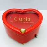 CUPID - ANTIGO PORTA JOIAS MUSICAL EM FORMATO DE CORAÇÃO, COR VERMELHA CUPIDO. Sem testes. Detalhes conforme fotos, _(ºLº)_ Caso necessite, tire todas suas dúvidas via atendimento personalizado por WhatsApp: (11) 98681-9377 ou pelo e-mail: contato@antiguera.com.br, onde você pode solicitar fotos detalhadas. Não deixe para última hora! Antecipadamente agradecemos pelo seu lance. Sem garantias futuras