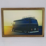 Quadro Retangular Emoldurado de Uma Kombi Antiga APROX 30X20CM. Detalhes conforme fotos, _(ºLº)_ Caso necessite, tire todas suas dúvidas via atendimento personalizado por WhatsApp: (11) 98681-9377 ou pelo e-mail: contato@antiguera.com.br, onde você pode solicitar fotos detalhadas. Não deixe para última hora! Antecipadamente agradecemos pelo seu lance. Sem garantias futuras