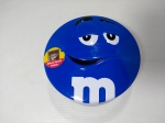 Lata M&m's Ed. Limitada Chocolate 200g Azul. Detalhes conforme fotos, _(ºLº)_ Caso necessite, tire todas suas dúvidas via atendimento personalizado por WhatsApp: (11) 98681-9377 ou pelo e-mail: contato@antiguera.com.br, onde você pode solicitar fotos detalhadas. Não deixe para última hora! Antecipadamente agradecemos pelo seu lance. Sem garantias futuras ou de procedência.
