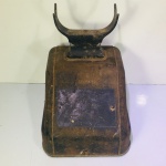 Antigo telefone em ferro possivelmente anos 40. Desgastes de uso e detalhes conforme fotos, _(ºLº)_ Caso necessite, tire todas suas dúvidas via atendimento personalizado por WhatsApp: (11) 98681-9377 ou pelo e-mail: contato@antiguera.com.br, onde você pode solicitar fotos detalhadas. Não deixe para última hora! Antecipadamente agradecemos pelo seu lance. Sem garantias futuras