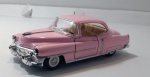 CARRINHO EM MINIATURA - kinsmart 1953 cadillac series 62 escala 1/43. Detalhes conforme fotos, _(ºLº)_ Caso necessite, tire todas suas dúvidas via atendimento personalizado por WhatsApp: (11) 98681-9377 ou pelo e-mail: contato@antiguera.com.br, onde você pode solicitar fotos detalhadas. Não deixe para última hora! Antecipadamente agradecemos pelo seu lance. Sem garantias futuras ou procedência.