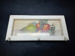 DECORAÇÃO - LINDO PORTA CHAVES COM PINTURA A MÃO EMOLDURADO A MADEIRA COM VIDRO, PINTURA RETRATANDO UM AMONTOADO DE FRUTAS APROX. 33 X 20 CM. Detalhes conforme fotos, _(ºLº)_ Caso necessite, tire todas suas dúvidas via atendimento personalizado por WhatsApp: (11) 98681-9377 ou pelo e-mail: contato@antiguera.com.br, onde você pode solicitar fotos detalhadas. Não deixe para última hora! Antecipadamente agradecemos pelo seu lance. Sem garantias futuras