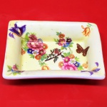 PORTA OBJETOS DE PORCELANA RINA AMMAR em fina louça retrô. Aprox. 6 x 4 cm. Detalhes conforme fotos, _(ºLº)_ Caso necessite, tire todas suas dúvidas via atendimento personalizado por WhatsApp: (11) 98681-9377 ou pelo e-mail: contato@antiguera.com.br, onde você pode solicitar fotos detalhadas. Não deixe para última hora! Antecipadamente agradecemos pelo seu lance. Sem garantias futuras