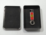 CHAVEIRO FERRARI COM DUPLA FUNÇÃO, PRESILHA E ABRIDOR DE GARRAFA. DUAS ARGOLAS. Detalhes conforme fotos, _(ºLº)_ Caso necessite, tire todas suas dúvidas via atendimento personalizado por WhatsApp: (11) 98681-9377 ou pelo e-mail: contato@antiguera.com.br, onde você pode solicitar fotos detalhadas. Não deixe para última hora! Antecipadamente agradecemos pelo seu lance. Sem garantias futuras ou procedência.