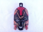 MASCARA MAASAI  africana quênia de madeira pintada a mão. Mare. Esculpido em madeira manchada de preto e vermelho com marcações ornamentadas marrom-amareladas, com duas pontas cerimoniais curtas. Aprox. 15 x 9 cm Detalhes conforme fotos, _(ºLº)_ Caso necessite, tire todas suas dúvidas via atendimento personalizado por WhatsApp: (11) 98681-9377 ou pelo e-mail: contato@antiguera.com.br, onde você pode solicitar fotos detalhadas. Não deixe para última hora! Antecipadamente agradecemos pelo seu lance. Sem garantias futuras ou de procedência.