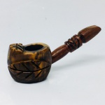 Cachimbo Em Madeira nobre e semente Com Detalhes esculpidos Em Seu Externo. aprox 8cm. Detalhes conforme fotos, _(ºLº)_ Caso necessite, tire todas suas dúvidas via atendimento personalizado por WhatsApp: (11) 98681-9377 ou pelo e-mail: contato@antiguera.com.br, onde você pode solicitar fotos detalhadas. Não deixe para última hora! Antecipadamente agradecemos pelo seu lance. Sem garantias futuras