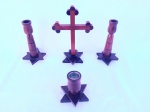 ICONOGARFIA RELIGIOSA - Conjunto com antigo crucifixo, e três castiçais em madeira em duas tonalidades ao estilo ART DECO da ordem da ROSA CRUZ.A Rosa-Cruz é um símbolo muito associado à semi-mítico Christian Rosenkreuz, cabalista e alquimista e fundador da Ordem Rosacruz. A Rosa Cruz é uma cruz com uma rosa branca no centro e simboliza os ensinamentos de uma tradição formada dentro dos princípios Cristão: Ele tem vários significados, dependendo da fonte. altura da cruz aprox. 20cm de altura.Falta a rosa ao centro do verso da peça. Detalhes conforme fotos, _(ºLº)_ Caso necessite, tire todas suas dúvidas via atendimento personalizado por WhatsApp: (11) 98681-9377 ou pelo e-mail: contato@antiguera.com.br, onde você pode solicitar fotos detalhadas. Não deixe para última hora! Antecipadamente agradecemos pelo seu lance. Sem garantias futuras ou de procedência.