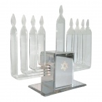 Menorá anos 70 Luz de vela Lucite elétrica de meados do século moderna Hanukkah. Aprox. 32 x 24 x 10 cm. Detalhes conforme fotos, _(ºLº)_ Caso necessite, tire todas suas dúvidas via atendimento personalizado por WhatsApp: (11) 98681-9377 ou pelo e-mail: contato@antiguera.com.br, onde você pode solicitar fotos detalhadas. Não deixe para última hora! Antecipadamente agradecemos pelo seu lance. Sem garantias futuras ou de procedência.