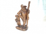 "Velho andarilho com seu filho" Escultura de madeira. Não apresenta assinatura ou data, possivelmente anos 80 e seus traços de entalhe sugerem que pertencem ao escultor POTOSI - de SAN ANTONIO DE IBARARRA ECUADOR. Altura Aprox. 30 cm. Detalhes conforme fotos, _(ºLº)_ Caso necessite, tire todas suas dúvidas via atendimento personalizado por WhatsApp: (11) 98681-9377 ou pelo e-mail: contato@antiguera.com.br, onde você pode solicitar fotos detalhadas. Não deixe para última hora! Antecipadamente agradecemos pelo seu lance. Sem garantias futuras ou de procedência.