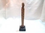 K. Silva - Escultura de Santa Efigênia em madeira assinada na base medindo aprox. 20 x 4 x 4cm. Detalhes conforme fotos, _(ºLº)_ Caso necessite, tire todas suas dúvidas via atendimento personalizado por WhatsApp: (11) 98681-9377 ou pelo e-mail: contato@antiguera.com.br, onde você pode solicitar fotos detalhadas. Não deixe para última hora! Antecipadamente agradecemos pelo seu lance. Sem garantias futuras ou de procedência.