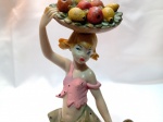 Estatueta italiana decorativa Menina Vendedora de Frutas, manufatura importada da Itália em resina. Medidas: 19 cm de altura e 9 cm de largura. Detalhes conforme fotos, _(ºLº)_ Caso necessite, tire todas suas dúvidas via atendimento personalizado por WhatsApp: (11) 98681-9377 ou pelo e-mail: contato@antiguera.com.br, onde você pode solicitar fotos detalhadas. Não deixe para última hora! Antecipadamente agradecemos pelo seu lance. Sem garantias futuras ou de procedência.