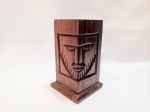 Antiga escultura porta caneta / objetos de escritório entalhado em Jacarandá, com aprox. 12 x 5 x 5 cm. Detalhes conforme fotos, _(ºLº)_ Caso necessite, tire todas suas dúvidas via atendimento personalizado por WhatsApp: (11) 98681-9377 ou pelo e-mail: contato@antiguera.com.br, onde você pode solicitar fotos detalhadas. Não deixe para última hora! Antecipadamente agradecemos pelo seu lance. Sem garantias futuras ou de procedência.