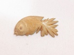 Antigo broche em marfim no formato de peixe Koi fish, com presilha em prata. Detalhes conforme fotos, _(ºLº)_ Caso necessite, tire todas suas dúvidas via atendimento personalizado por WhatsApp: (11) 98681-9377 ou pelo e-mail: contato@antiguera.com.br, onde você pode solicitar fotos detalhadas. Não deixe para última hora! Antecipadamente agradecemos pelo seu lance. Sem garantias futuras ou de procedência.