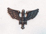 MILITARIA - Raro emblema da aviação do Exército, peça de soldado, nunca usada, pois não teve a numeração do Regimento fixada na furação. Peça em metal oxidado, de acordo com a regulamentação de emblemas do Exército dos anos 30/40. Dimensões da peça 4,5 cm X 2,5 cm. Peça em excelente estado de conservação. Detalhes conforme fotos, _(ºLº)_ Caso necessite, tire todas suas dúvidas via atendimento personalizado por WhatsApp: (11) 98681-9377 ou pelo e-mail: contato@antiguera.com.br, onde você pode solicitar fotos detalhadas. Não deixe para última hora! Antecipadamente agradecemos pelo seu lance. Sem garantias futuras ou de procedência.