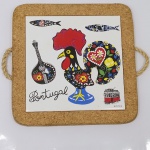 Azulejo Galo Português Emoldurado em cortiça. Detalhes conforme fotos, _(ºLº)_ Caso necessite, tire todas suas dúvidas via atendimento personalizado por WhatsApp: (11) 98681-9377 ou pelo e-mail: contato@antiguera.com.br, onde você pode solicitar fotos detalhadas. Não deixe para última hora! Antecipadamente agradecemos pelo seu lance. Sem garantias futuras