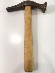 Antigo Martelo de sapateiro corneta Ferramenta de colecionador, EM ÓTIMO ESTADO APESAR DA IDADE. Sem testes conforme fotos. _(ºLº)_ Caso necessite, tire todas suas dúvidas via atendimento personalizado por WhatsApp: (11) 98681-9377 ou pelo e-mail: contato@antiguera.com.br, onde você pode solicitar fotos detalhadas e vídeos. Não deixe para última hora! Antecipadamente agradecemos pelo seu lance.