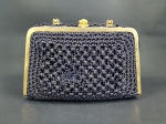 Linda Bolsa luxuosa em croche / tricot estrutura em metal dourado e tecido rica em detalhes com aprox 25 x 16 cm. Desgastes de uso e detalhes conforme fotos, _(ºLº)_ Caso necessite, tire todas suas dúvidas via atendimento personalizado por WhatsApp: (11) 98681-9377 ou pelo e-mail: contato@antiguera.com.br, onde você pode solicitar fotos detalhadas. Não deixe para última hora! Antecipadamente agradecemos pelo seu lance. Sem garantias futuras
