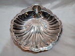 OLD ENGLISH SILVER PLATE - GRANDE PETISQUEIRA COM MOLHEIRA EM FORMA DE CONCHA / SHELL SALVA INGLESA ANTIGA, IMPECÁVEL TRABALHO DE RECORTE E RELEVOS - BANHO EM PRATA PPRESERVADO - PEÇA PARA COLECIONADOR. Aprox. 30 x 30 x 5 cm. Detalhes conforme fotos, _(ºLº)_ Caso necessite, tire todas suas dúvidas via atendimento personalizado por WhatsApp: (11) 98681-9377 ou pelo e-mail: contato@antiguera.com.br, onde você pode solicitar fotos detalhadas. Não deixe para última hora! Antecipadamente agradecemos pelo seu lance. Sem garantias futuras ou de procedência.