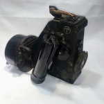 MILITARIA 1940 WW2 SEGUNDA GUERRA MUNDIAL - VEJA VÍDEO! - Instrumento aéreo de Bombardeiro original britânico da Força Aérea Real (RAF), possui um gatilho igual de revolver para maior agilidade no uso. usado para medir a posição dos astros no céu, ajudando os navegadores a determinar sua localização. Ele é uma ferramenta essencial de precisão, classificado como Equipamento de Navegação AIR MINISTRY AIRCRAFT BUBBLE SEXTANT, MK. IX, REF. NO. 6B/151 WITH ORIGINAL ALUMINUM STOWAGE CASE. Acompanha CAIXA DE ARMAZENAMENTO ORIGINAL. Parte mecânica funcionando conforme vídeo. Detalhes conforme fotos, _(ºLº)_ Caso necessite, tire todas suas dúvidas via atendimento personalizado por WhatsApp: (11) 98681-9377 ou pelo e-mail: contato@antiguera.com.br, onde você pode solicitar fotos detalhadas. Não deixe para última hora! Antecipadamente agradecemos pelo seu lance. Sem garantias futuras