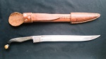 Antiga Faca sorocabana feita com a LAMINA DA BAIONETA MILITAR Tipo Sabre/espada denominada Yataghan 1866 Exército, para Mosquete, usada na Guerra Paraguai Solingen. Cabo em chifre, bronze, Aprox. 35 cm de lâmina e 48 cm total. Detalhes conforme fotos, _(ºLº)_ Caso necessite, tire todas suas dúvidas via atendimento personalizado por WhatsApp: (11) 98681-9377 ou pelo e-mail: contato@antiguera.com.br, onde você pode solicitar fotos detalhadas. Não deixe para última hora! Antecipadamente agradecemos pelo seu lance. Sem garantias futuras