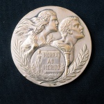 NUMISMÁTICA - Antiga e colecionável medalha comemorativa PRINCESA DA PRIMAVERA 1975 I.E.E. BRASILIO MACHADO Cinzelada - Piazza - prateada Honra ao Mérito com 7cm de diâmetro. Detalhes conforme fotos, _(ºLº)_ Caso necessite, tire todas suas dúvidas via atendimento personalizado por WhatsApp: (11) 98681-9377 ou pelo e-mail: contato@antiguera.com.br, onde você pode solicitar fotos detalhadas. Não deixe para última hora! Antecipadamente agradecemos pelo seu lance. Sem garantias futuras ou de procedência.