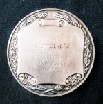 NUMISMÁTICA - MILITARIA - Antiga e colecionável medalha comemorativa 1932 - PIRAJU - 1982 AO PARTICIPANTE DA REVOLUÇÃO CONSTITUCIONALISTA ALICE FERNANDES HOMENAGENS DA COMUNIDADE - Cinzelada - Piazza - prateada Honra ao Mérito com 7cm de diâmetro. Detalhes conforme fotos, _(ºLº)_ Caso necessite, tire todas suas dúvidas via atendimento personalizado por WhatsApp: (11) 98681-9377 ou pelo e-mail: contato@antiguera.com.br, onde você pode solicitar fotos detalhadas. Não deixe para última hora! Antecipadamente agradecemos pelo seu lance. Sem garantias futuras ou de procedência.