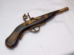 MILITARIA - GARRUCHA ANTIGA E COLECIONÁVEL, TROFÉU DECORATIVO POSSUI PLACA COMEMORATIVA COM A INSCRIÇÃO / BRASÃO "POLÍCIA MILITAR INAUGURAÇÃO CPA / M8 OSASCO 09-11-86" OBSOLETO SIMILAR BACAMARTE PEDERNEIRA REVÓLVER PISTOLA ARMA. Detalhes conforme fotos, _(ºLº)_ Caso necessite, tire todas suas dúvidas via atendimento personalizado por WhatsApp: (11) 98681-9377 ou pelo e-mail: contato@antiguera.com.br, onde você pode solicitar fotos detalhadas. Não deixe para última hora! Antecipadamente agradecemos pelo seu lance. Sem garantias futuras ou de procedência.