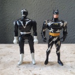 Lote de 2 bonecos, sendo 1 Batman em borracha, DC comics 1993 e outro power ranger em plástico duro, articulado sem marca visível. Cada um com 12 cm de altura. Detalhes conforme fotos, _(ºLº)_ Caso necessite, tire todas suas dúvidas via atendimento personalizado por WhatsApp: (11) 98681-9377 ou pelo e-mail: contato@antiguera.com.br, onde você pode solicitar fotos detalhadas. Não deixe para última hora! Antecipadamente agradecemos pelo seu lance. Sem garantias futuras ou de procedência.