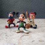 BRINQUEDO Lote com 3 bonecos Mickey Mouse. Serie esportes. Todos em borracha. 5 cm de altura cada. Detalhes conforme fotos, _(ºLº)_ Caso necessite, tire todas suas dúvidas via atendimento personalizado por WhatsApp: (11) 98681-9377 ou pelo e-mail: contato@antiguera.com.br, onde você pode solicitar fotos detalhadas. Não deixe para última hora! Antecipadamente agradecemos pelo seu lance. Sem garantias futuras ou de procedência.