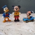 BRINQUEDOS Lote com 3 bonecos, sendo: 1 Mickey mouse made in germany em borracha; 1 Mickey mouse no aventureiro no carrinho made in japan; 1 Pato Donald sem marca aparente, com corpo confeccionado em plástico rígido e cabeça em borracha. Pato Donald com 7,5 cm de altura cada e carrinho 5 X 6 cm. Detalhes conforme fotos, _(ºLº)_ Caso necessite, tire todas suas dúvidas via atendimento personalizado por WhatsApp: (11) 98681-9377 ou pelo e-mail: contato@antiguera.com.br, onde você pode solicitar fotos detalhadas. Não deixe para última hora! Antecipadamente agradecemos pelo seu lance. Sem garantias futuras ou de procedência.