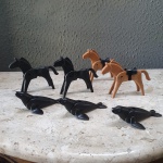 BRINQUEDOS Lote com cavalos e focas Playmobil anos 70. Apenas 1 cavalo com o rabo quebrado, outras peças em perfeitíssimo estado. Detalhes conforme fotos, _(ºLº)_ Caso necessite, tire todas suas dúvidas via atendimento personalizado por WhatsApp: (11) 98681-9377 ou pelo e-mail: contato@antiguera.com.br, onde você pode solicitar fotos detalhadas. Não deixe para última hora! Antecipadamente agradecemos pelo seu lance. Sem garantias futuras ou de procedência.