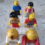 BRINQUEDO Lote com total de 6 bonecos legos anos 80. Detalhes conforme fotos, _(ºLº)_ Caso necessite, tire todas suas dúvidas via atendimento personalizado por WhatsApp: (11) 98681-9377 ou pelo e-mail: contato@antiguera.com.br, onde você pode solicitar fotos detalhadas. Não deixe para última hora! Antecipadamente agradecemos pelo seu lance. Sem garantias futuras ou de procedência.