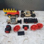 BRINQUEDO Lote com carrinhos e parte de Carrinhos lego anos 80. Detalhes conforme fotos, _(ºLº)_ Caso necessite, tire todas suas dúvidas via atendimento personalizado por WhatsApp: (11) 98681-9377 ou pelo e-mail: contato@antiguera.com.br, onde você pode solicitar fotos detalhadas. Não deixe para última hora! Antecipadamente agradecemos pelo seu lance. Sem garantias futuras ou de procedência.