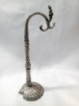 ANTIGO Suporte para se pendurar relógio de bolso, feito na espanha, maior comprimento 16 cm. Detalhe Cruz Templária Botafumeiro. Detalhes conforme fotos, _(ºLº)_ Caso necessite, tire todas suas dúvidas via atendimento personalizado por WhatsApp: (11) 98681-9377 ou pelo e-mail: contato@antiguera.com.br, onde você pode solicitar fotos detalhadas. Não deixe para última hora! Antecipadamente agradecemos pelo seu lance. Sem garantias futuras