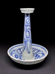 China, Dinastia Qing, século XIX-XX. Original castiçal para uma vela em porcelana azul e branca. Altura = 30 cm. Em bom estado de conservação. (Fonte: https://www.bukowskis.com/en/lots/962942-a-large-pair-of-chinese-blue-and-white-porcelain-incense-holders-candle-holders-qing-dynasty-19th-century).