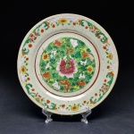 China, século XIX. Belíssimo prato em porcelana chinesa decorada em esmaltes policromados. Borda e caldeira ornadas por adornos florais estilizados, uma peônia ao centro da caldeira. Diâmetro = 22 cm. Apresenta 2 bicados.