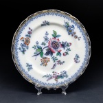 William Adams and Sons, Stoke-on-Trent, Inglaterra, produção entre 1819 e 1864. Excepcional e possivelmente bicentenário prato em porcelana decorado no raro padrão dito Chinese Flowers. Diâmetro = 26 cm. Íntegro, sem bicados ou quebrados.