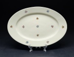 Pirkenhammer, Checoslováquia, produção entre 1918 e 1938. Elegante travessa em porcelana na tonalidade marfim decorada com pequeninas flores. Medidas = 30 x 20 cm. Íntegra, sem bicados ou quebrados.