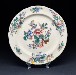 W. T. Copeland, Inglaterra. Belíssimo prato com decoração multicolorida em flores e borboletas. Diâmetro = 27 cm. Íntegro, sem bicados ou quebrados.