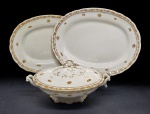 Mercer Pottery Company, Trenton, New Jersey, EUA, 1930 C. Conjunto composto de 3 peças, sendo uma minissopeira e duas travessas em porcelana amewricana. Medidas = 29 x 20 x 8 cm (a sopeira); 34 x 26 cm (a travessa maior); 30 x 23 cm (a travessa menor). Marcadas, no fundo. Marcas do tempo. Sem bicados ou quebrados.