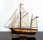 André Silva (artesão náutico radicado em Teresópolis/RJ). CLARA MAY. Maquete náutica em madeira e outros materiais. 56 x 59 cm. Leia mais: Clara May foi um navio de cabotagem construído em Plymouth, na Inglaterra, em 1891.