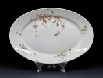 J&M, B, Limoges, França. Antiga travessa oval em porcelana de Limoges com linda decoração floral irregular. Maior comprimenro = 39 cm. Marcada. Íntegra, sem bicados ou quebrados.