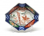 Japão, finais do século XIX. Tigela octogonal em porcelana policromada no padrão dito Imari. 17 x 14 cm. Pequeno bicado na borda.