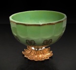 Bacccarat, França. Exuberante bowl em opalina, dita uralina-baccarat selada. Medidas: 8,3 x 10,3 cm. Filetação em ouro brunido com orientação naturalística. Marcada com os registros: Baccarat, France. Pés cobreados e encimados por adorno em demi-cristal em formato estrelado e com lapidação original. Não há defeitos no adornamento do cristal. Firme e bom peso. Leve desgaste temporal da filetação na parte de cima. Raridade.