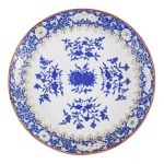 Procedência desconhecida. Antigo e raro prato fundo com decoração floral em rica esmaltagem azul sobre fundo branco, reserva central com fina pintura de flores, ramos e folhagens com detalhes dourados a ouro. Borda em faixa de fundo azul com flores e folhagens em branco e verde, em múltiplo de 4, com especial destaque para os 4 morcegos. Diâmetro: 27 cm. Selo da Coleção Sergio Silva.